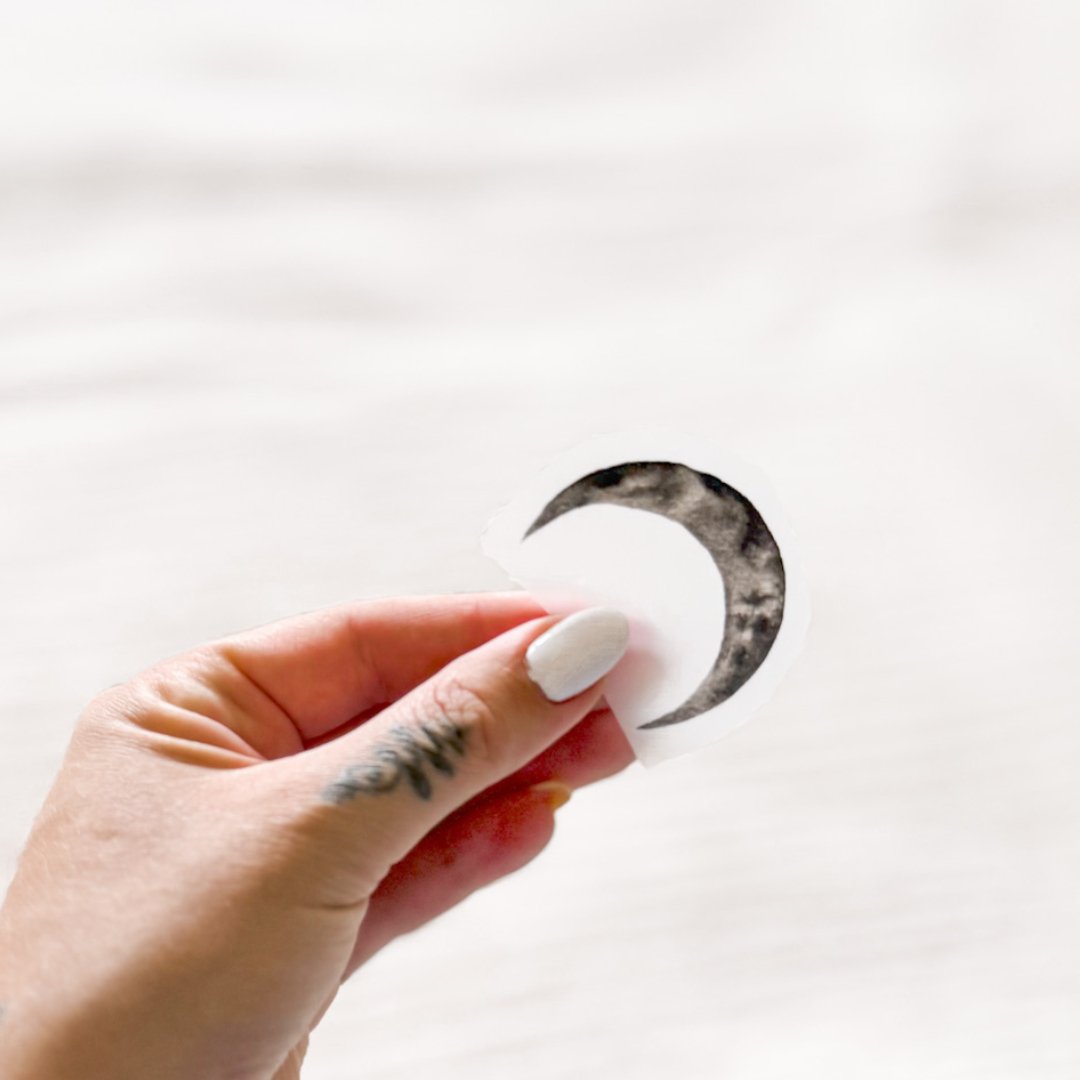 Eigenproduktion Bügelbild "Mond“ dunkel - Würfel & Mütze