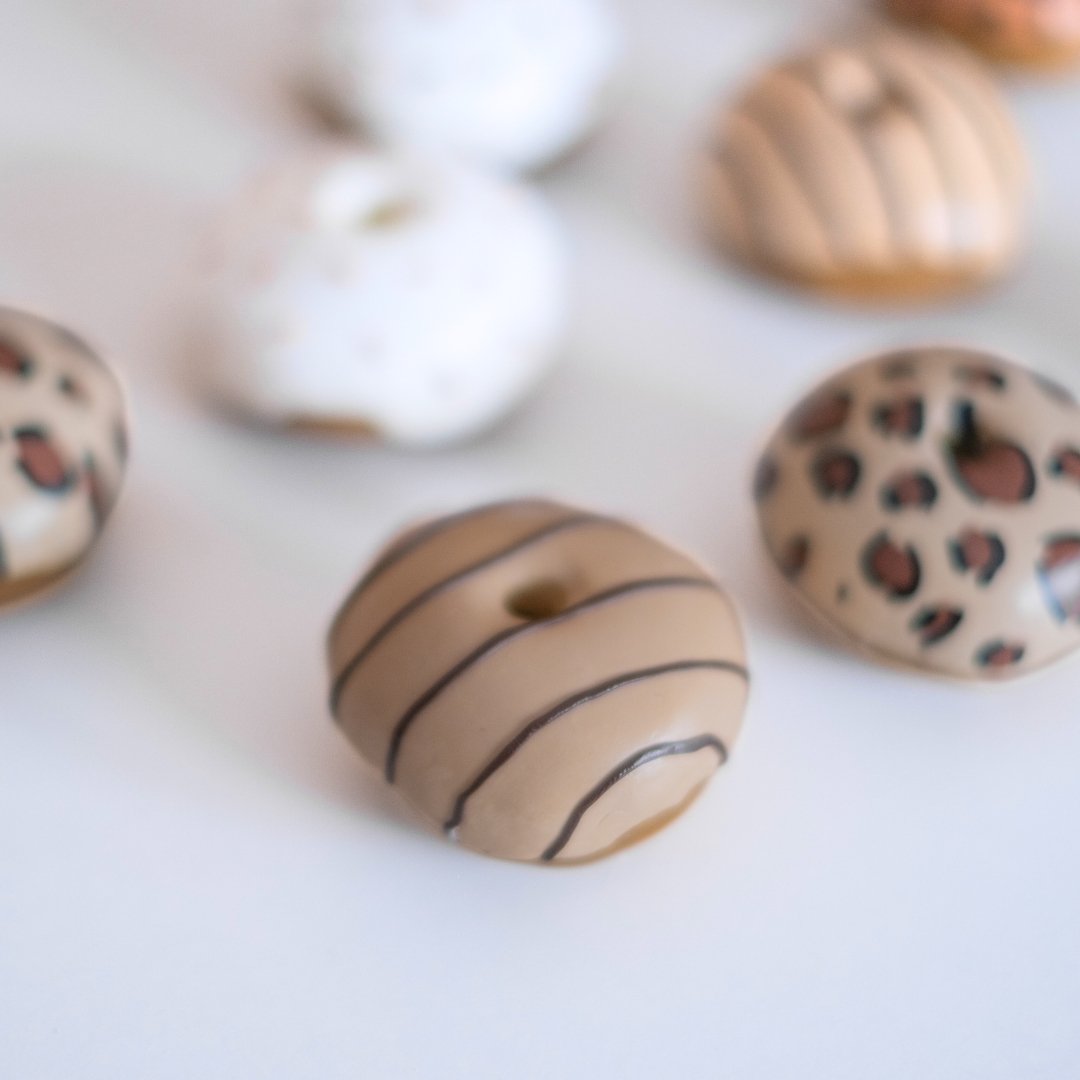 Handmade Nähgewicht Donut "Caramello" - Würfel & Mütze