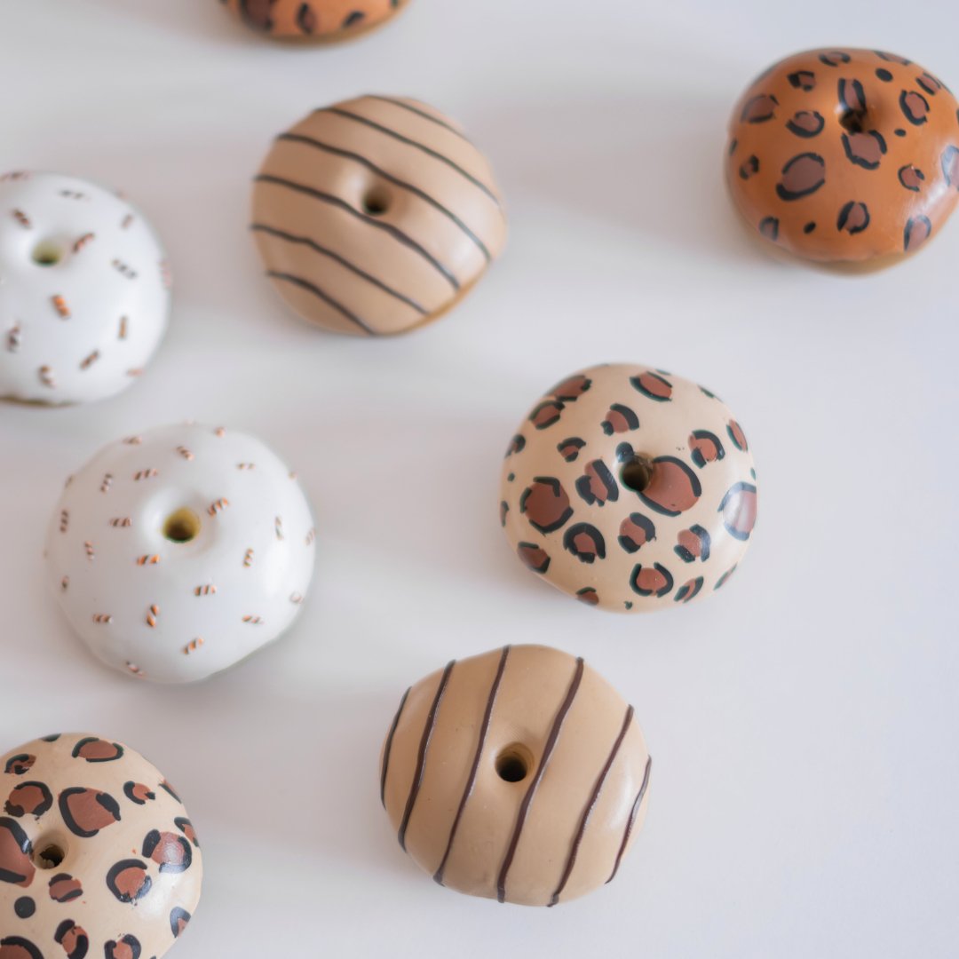 Handmade Nähgewicht Donut "Leo dunkel" - Würfel & Mütze