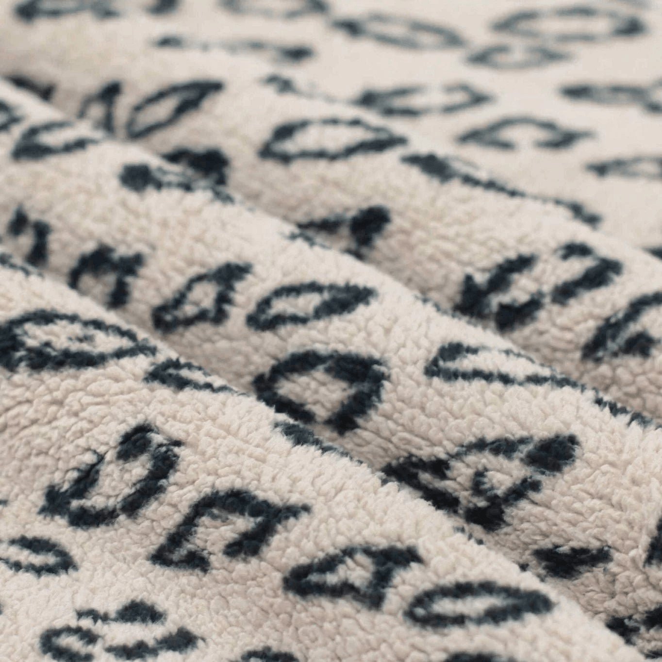 Teddystoff Fleece "Leoparden Print" - Würfel & Mütze