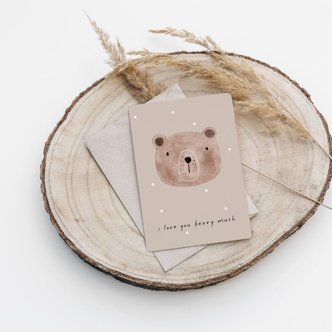 Eigenproduktion Postkarte "Frühlingsbär" - Würfel & Mütze