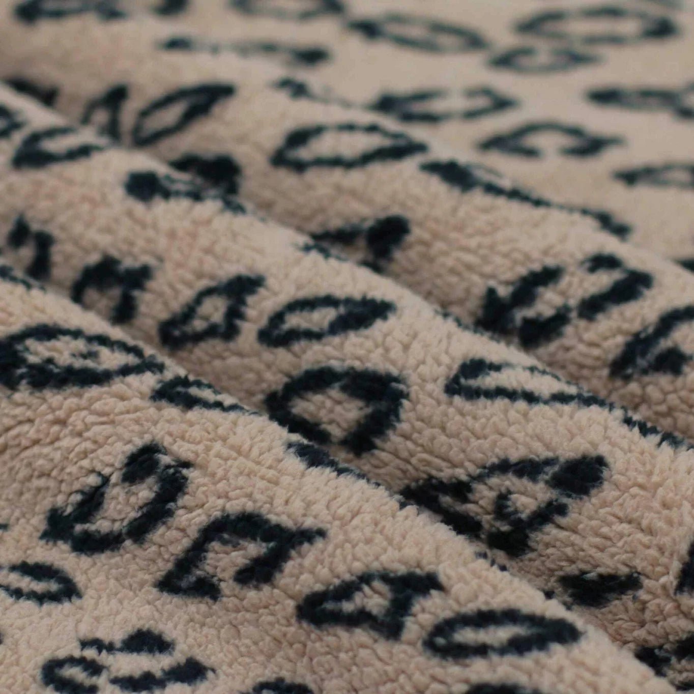 Teddystoff Fleece "Leoparden Print" - Würfel & Mütze