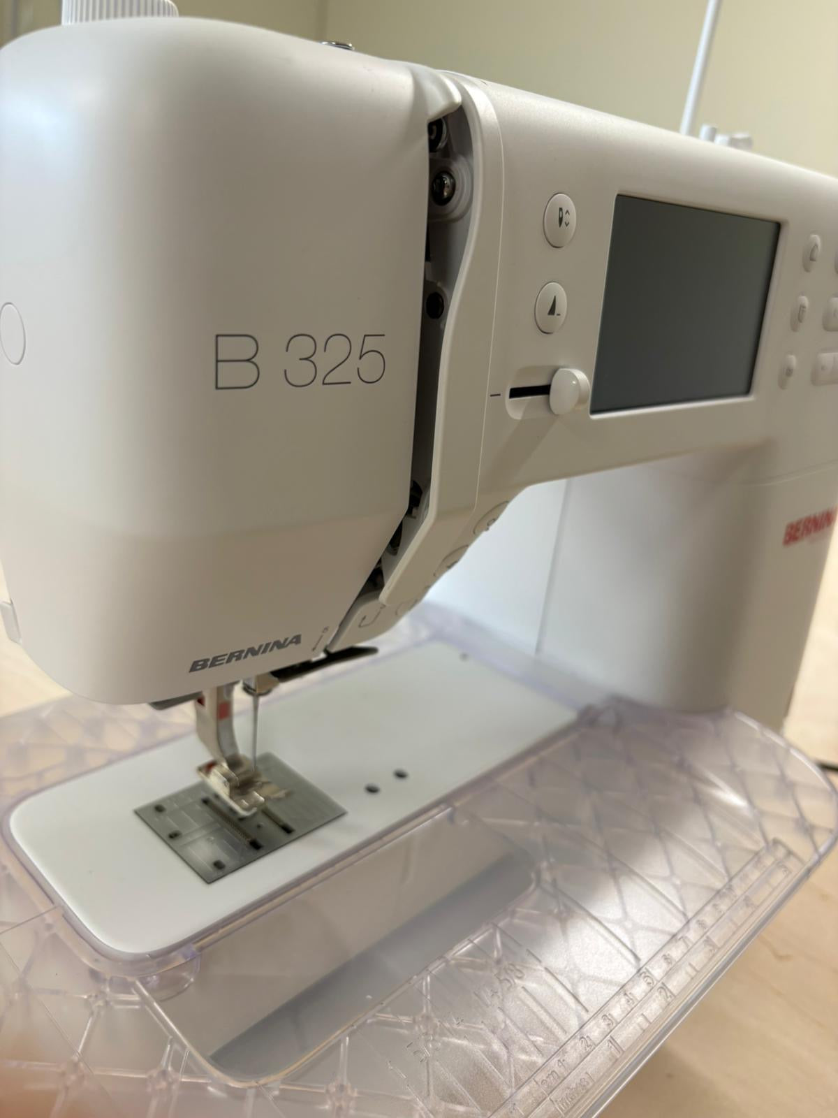 Nähmaschine Bernina B325 (neues Modell, neuwertig)
