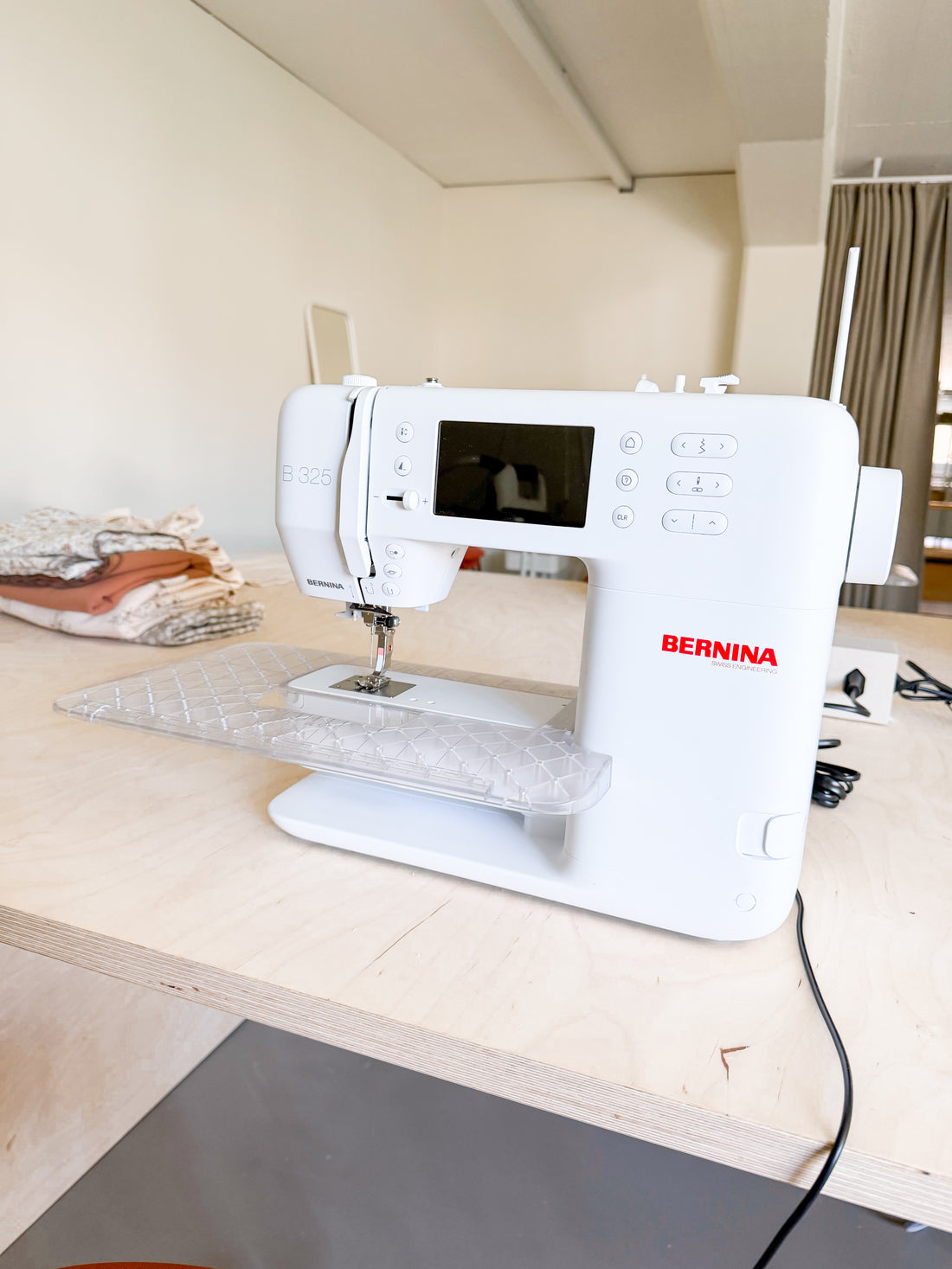 Nähmaschine Bernina B325 (neues Modell, neuwertig)