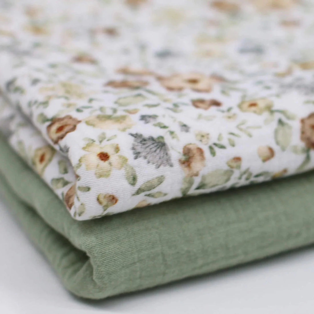 Musselin Pretty Flowers Olive - Würfel &amp; Mütze